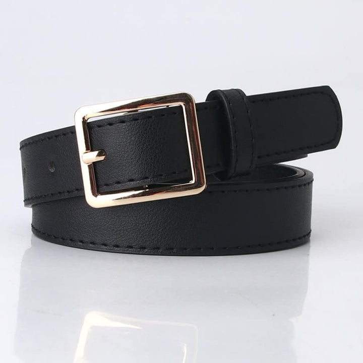 Schwarzer Ledergürtel mit goldener Schnalle, modisches Accessoire für Damen.