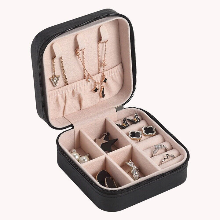 Schwarze Schmuckbox mit Fächern, Reißverschluss, ideal für Reisen, kompakt und elegant.
