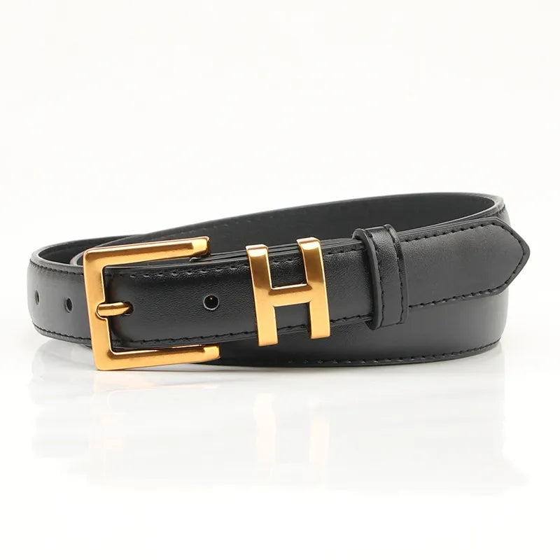 Schwarzer Ledergürtel mit goldener Schnalle, stilvoll, elegant, modisches Accessoire.