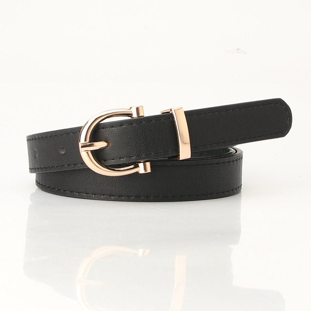 Schwarzer Ledergürtel mit goldener Schnalle, modisches Accessoire für Damen.