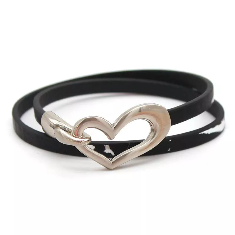 Schwarzes Lederarmband mit silbernem Herzanhänger, modisches Accessoire für Damen.