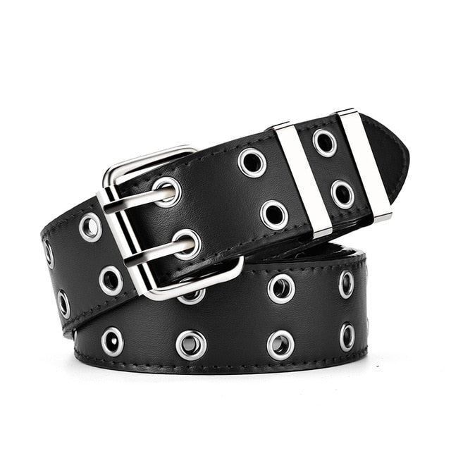Schwarzer Ledergürtel mit silbernen Ösen und Doppelschnalle, modisches Accessoire.