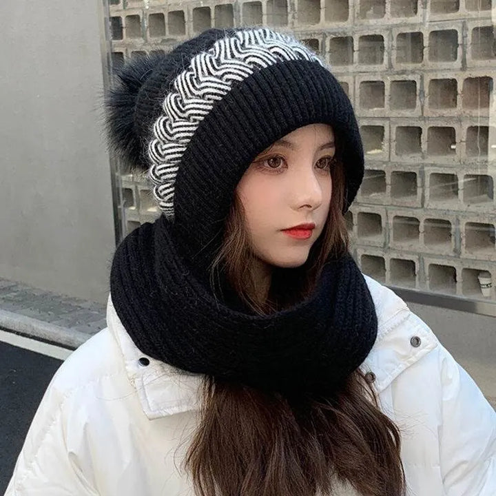 Frau mit schwarzer Strickmütze und Schal, Wintermode, warm, stilvoll, Outdoor-Bekleidung.