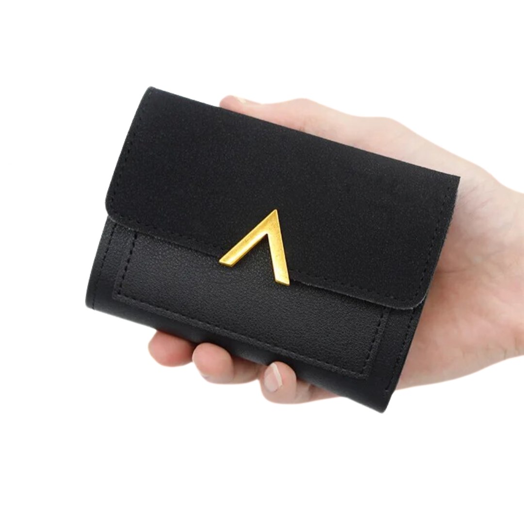 Schwarze Leder-Geldbörse mit goldener Verzierung, handgehalten, stilvoll und kompakt.