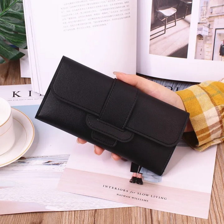 Schwarze Leder-Geldbörse in Hand, elegantes Design, Damen-Portemonnaie, modisch und praktisch.