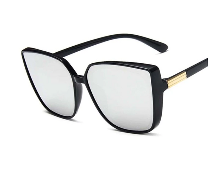 Schwarze Sonnenbrille mit silbernen Gläsern, quadratisches Design, modisch, UV-Schutz.