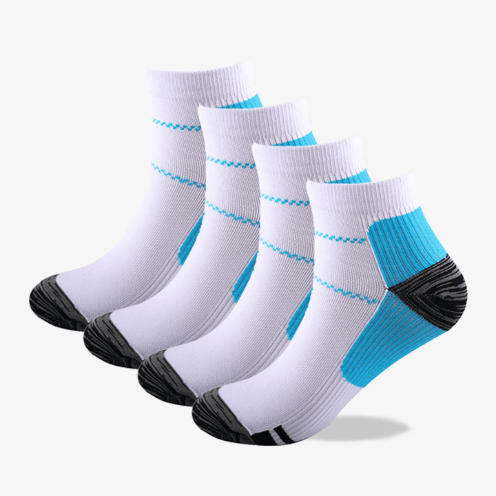 Vier Paar weiße Sportsocken mit blauen und schwarzen Akzenten, atmungsaktiv und bequem.