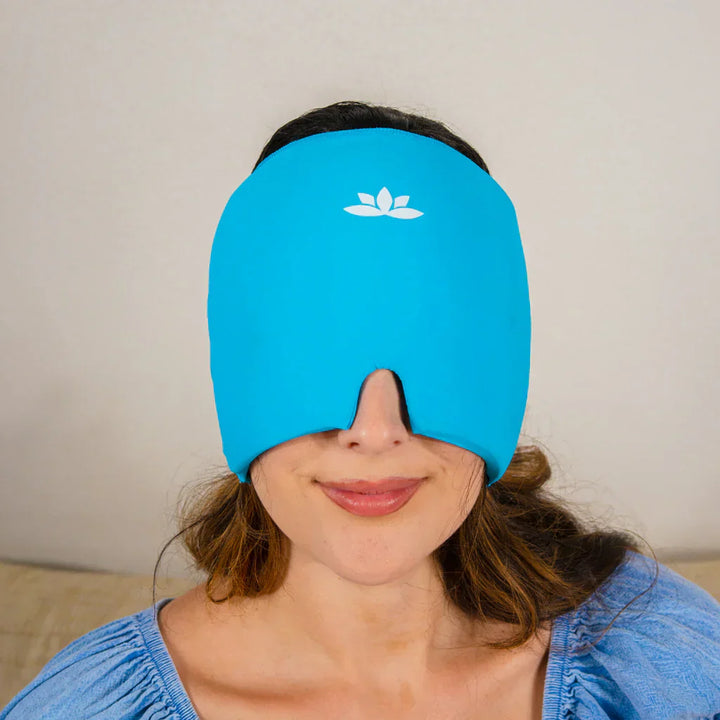Frau trägt blaue Augenmaske mit Lotus-Logo, Entspannung, Stressabbau, Schlafhilfe.