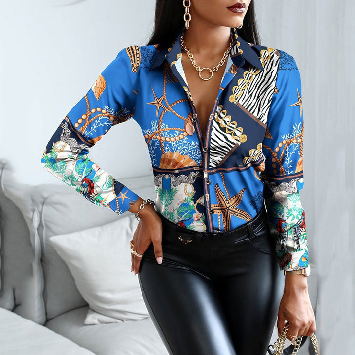 Frau in blauer, gemusterter Bluse und schwarzer Lederhose, modisch, elegant, Schmuck.
