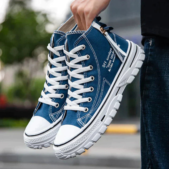 Blaue High-Top-Canvas-Sneaker für Herren, modisch, mit weißer Sohle und Schnürung.