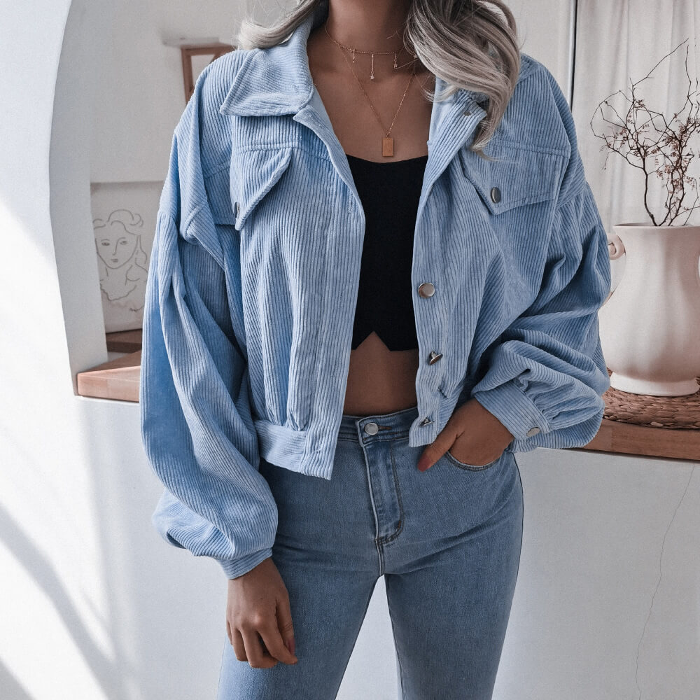 Frau in blauer Cordjacke und Jeans, modisch, lässig, Damenmode, Herbstoutfit.