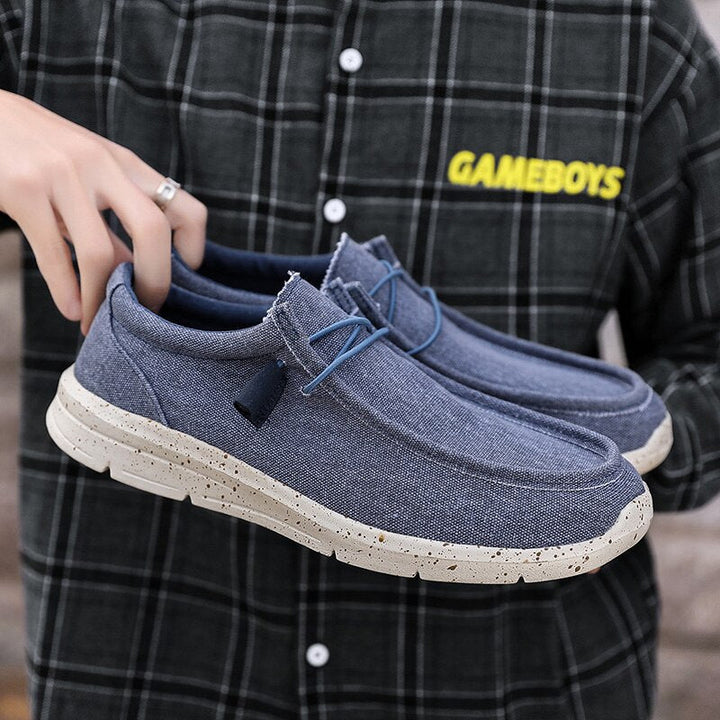 Blaue Herren-Sneaker aus Leinen, lässig, bequem, mit heller Sohle, ideal für Freizeitkleidung.