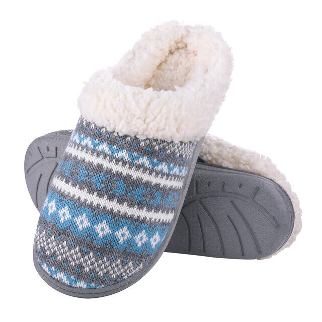 Blaue gestrickte Hausschuhe mit Fleece-Futter, rutschfeste Sohle, gemütlich und warm.