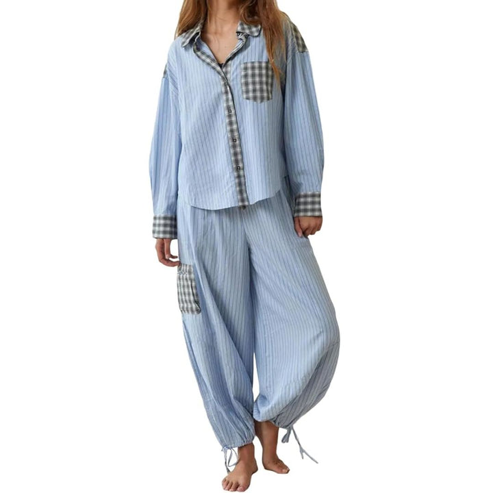Frau in blau-weiß gestreiftem Pyjama-Set mit Karomuster, bequem, modisch, Nachtwäsche.