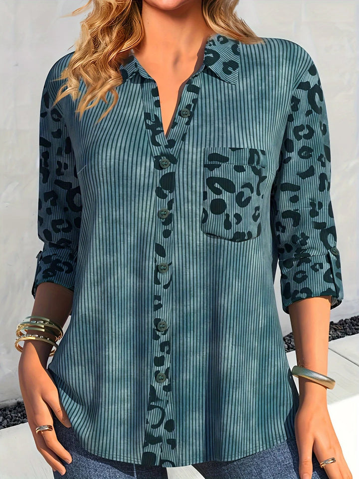 Damenbluse blau gestreift mit Leopardenmuster, langärmlig, Knopfleiste, Freizeitmode.