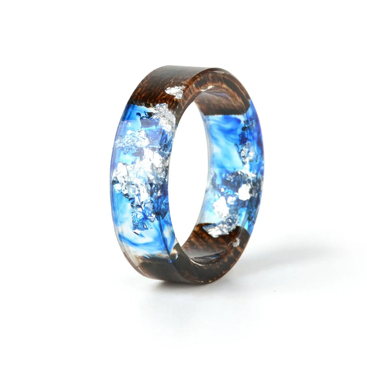 Blauer Harzring mit Holz und Silberflocken, handgefertigter Schmuck, einzigartiges Design.