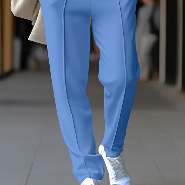 Blaue Damenhose, elegant, aus Baumwolle, mit weißen Sneakern, modisch, bequem, für Freizeit.