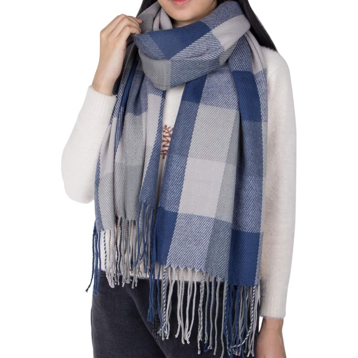 Frau mit blau-weiß kariertem Schal aus Wolle, modisches Accessoire, Herbst-Winter-Mode.
