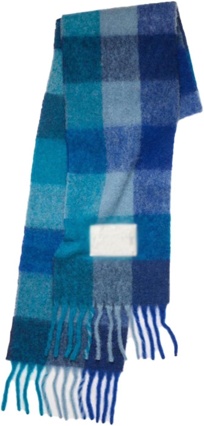 Blauer karierten Wollschal mit Fransen, weiches Material, modisches Accessoire für Winter.
