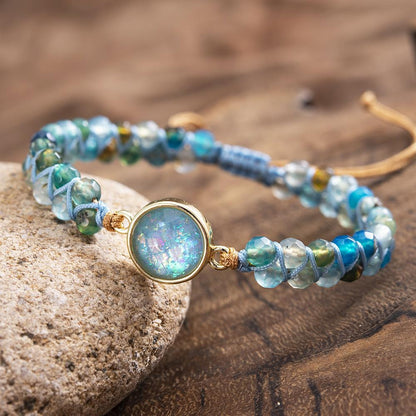 Blaues Opal-Armband, rund, geflochten, Perlen, Yoga-Schmuck, Balance, Edelstein, Goldakzent.