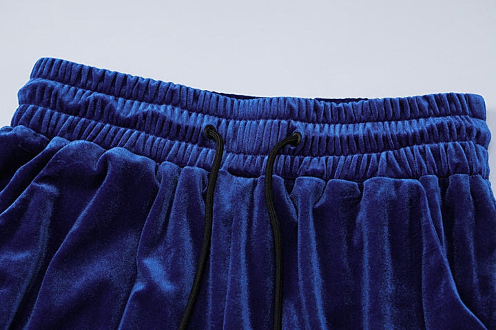 Blaue Samt-Shorts mit elastischem Bund und Kordelzug, bequeme Freizeitkleidung.