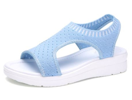Hellblaue Damen-Sandale aus Strickstoff mit Keilabsatz, bequem und modisch.