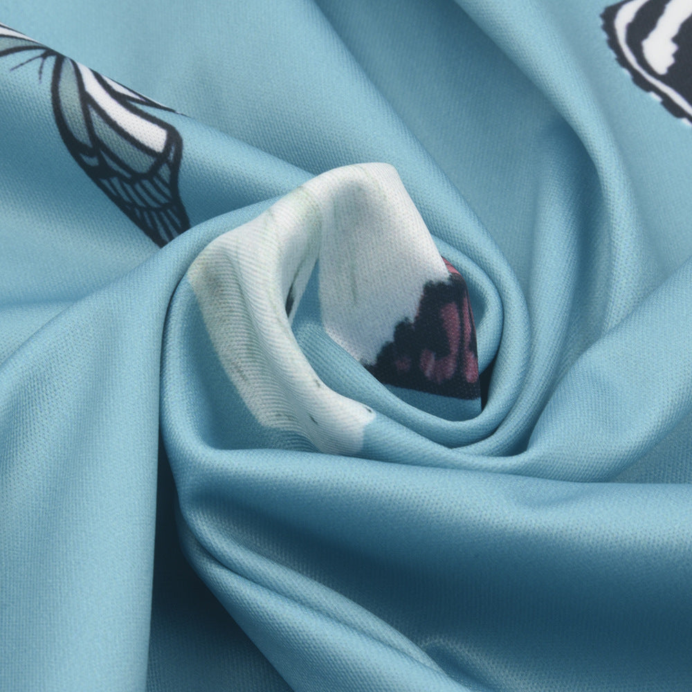 Blauer Seidenstoff mit Schmetterlingsmuster, weich, luxuriös, ideal für elegante Kleidung.