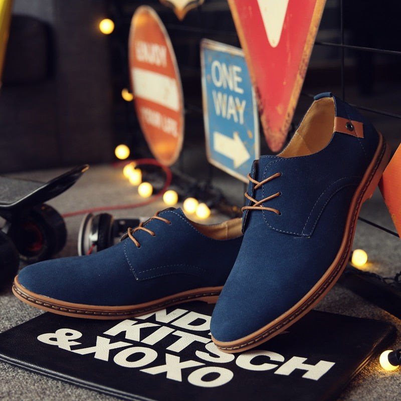 Blaue Herren-Lederschnürschuhe, elegantes Design, braune Schnürsenkel, modisch und bequem.