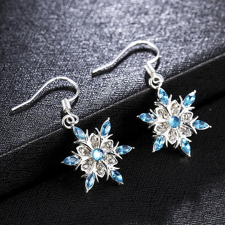 Silberne Ohrringe mit blauen Kristallen, Blumenform, eleganter Schmuck, Damenaccessoire.