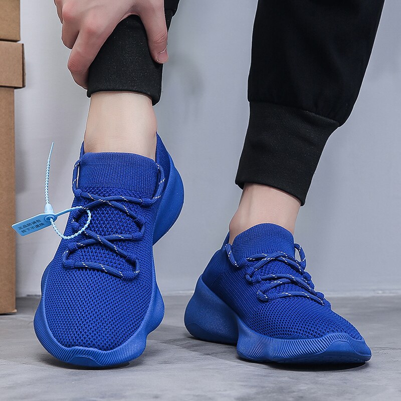 Blaue Sportschuhe aus Mesh, atmungsaktiv, rutschfest, ideal für Laufen und Fitness.