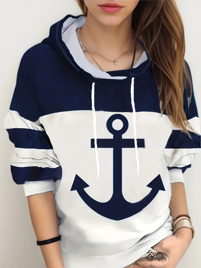 Frau trägt blau-weißes Anker-Hoodie, maritimer Stil, Kapuzenpullover, Freizeitmode.