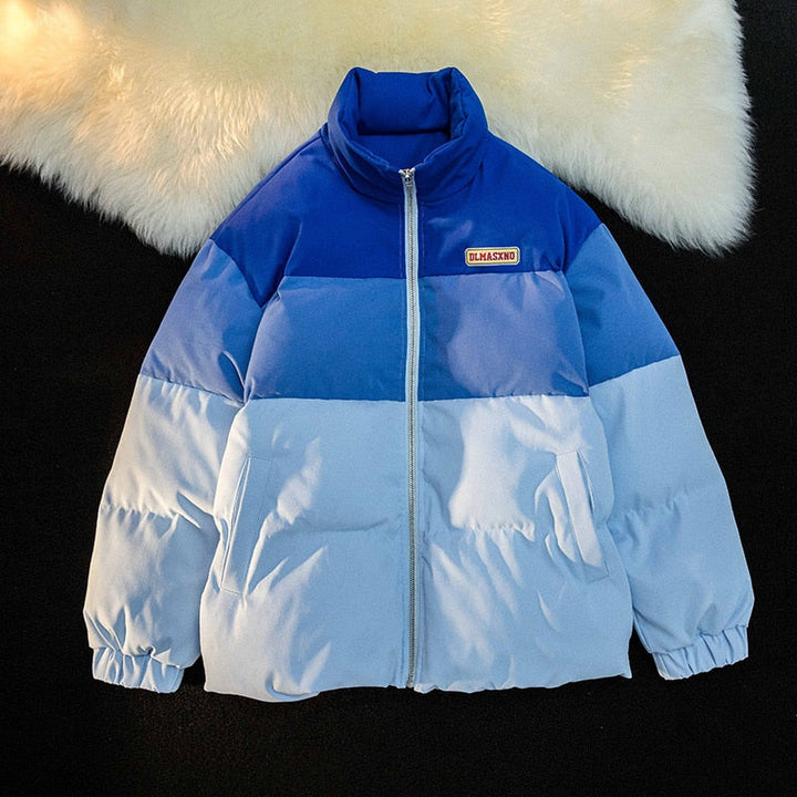 Blaue Daunenjacke mit Reißverschluss, gesteppt, warm, Wintermode, Herrenbekleidung.
