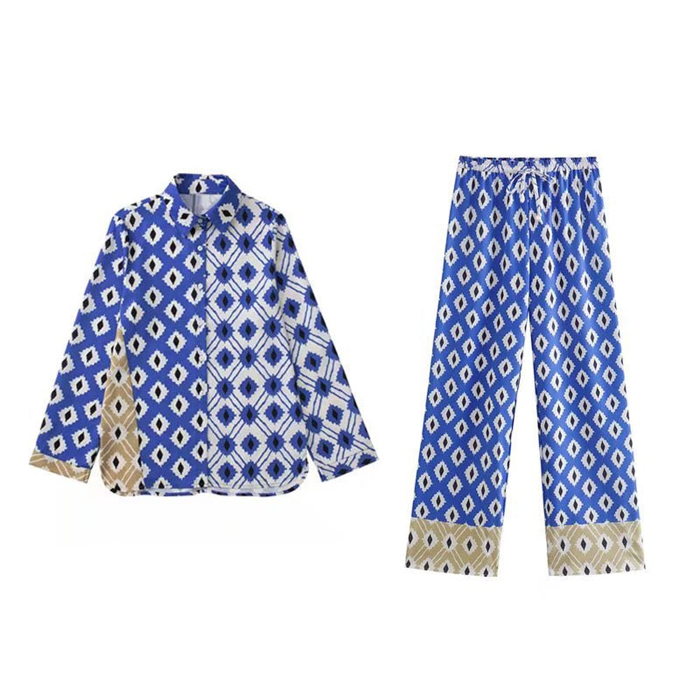 Blau-weißes Pyjama-Set mit geometrischem Muster, langärmeliges Hemd und Hose aus Baumwolle.
