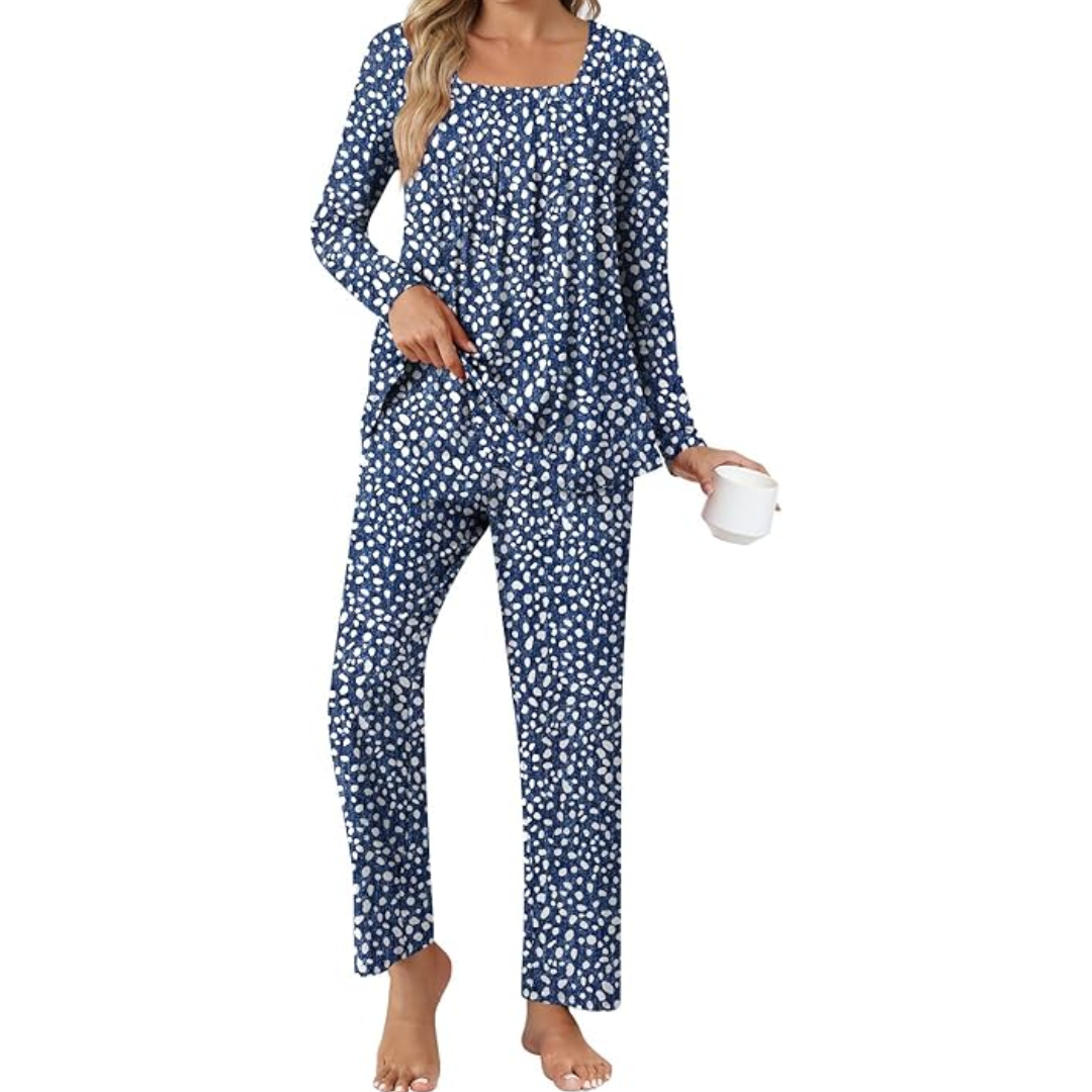 Frau in blauem Pyjama mit weißen Punkten, langärmelig, bequem, Nachtwäsche für Damen.