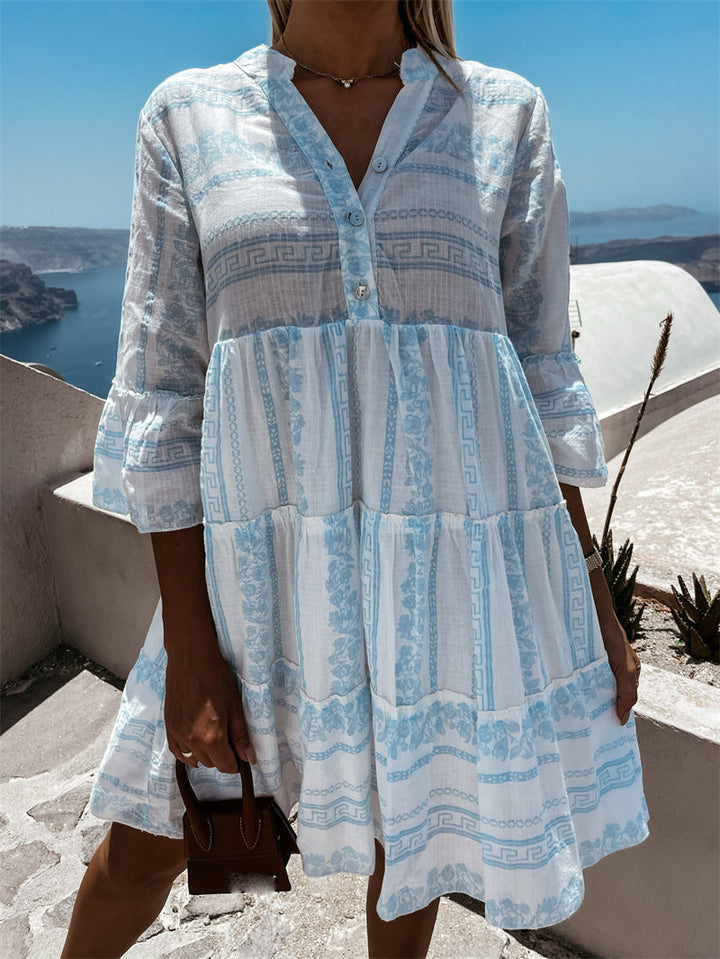 Frau in weiß-blauem Sommerkleid mit griechischem Muster, Urlaub, Strandmode, Leinen, Knopfleiste.