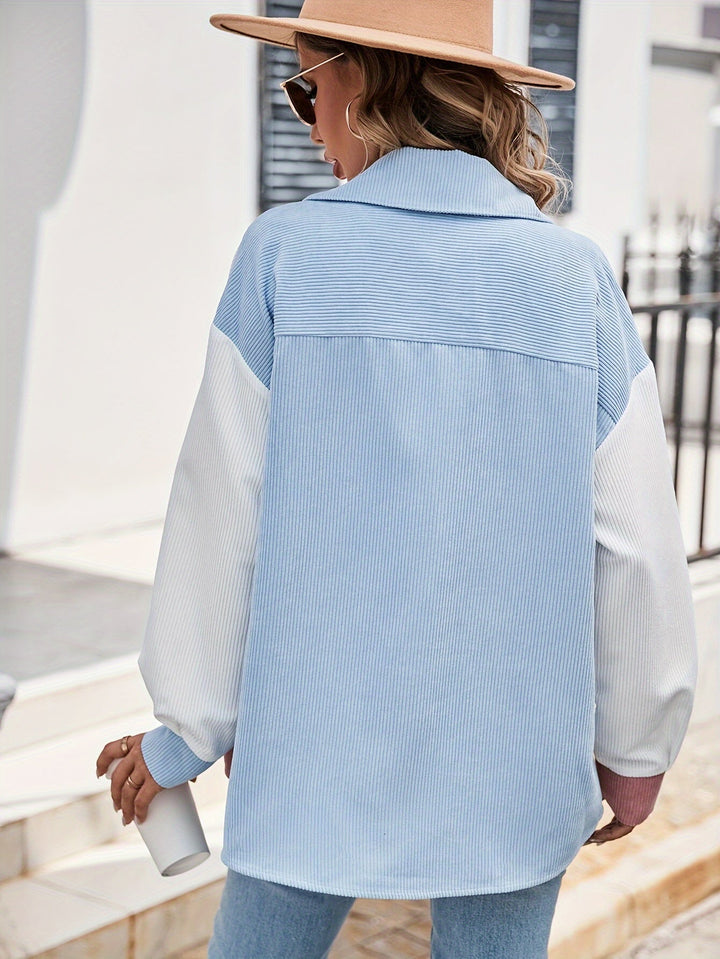 Frau in hellblauer gestreifter Bluse und Hut, hält weiße Flasche, modischer Streetstyle.