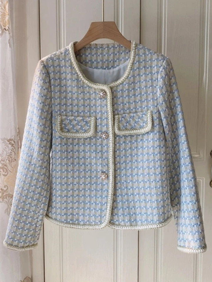 Damen Tweed-Jacke, blau-weiß kariert, Rundhals, Knöpfe, elegant, modisch, Herbstmode.