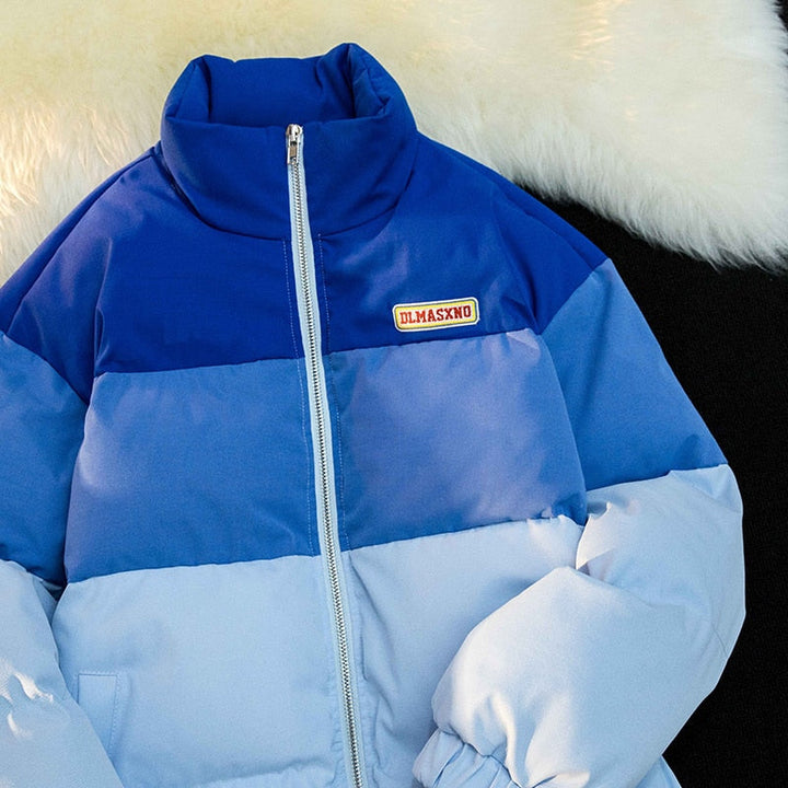 Blaue Daunenjacke mit Reißverschluss, gesteppt, warm, Wintermode, Herrenbekleidung.