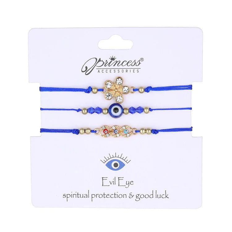 Drei blaue Armbänder mit bösem Auge, Kristallen, Glücksbringer, auf weißem Hintergrund.