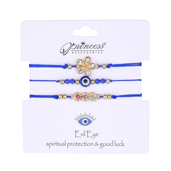 Drei blaue Armbänder mit bösem Auge, Kristallen, Glücksbringer, auf weißem Hintergrund.