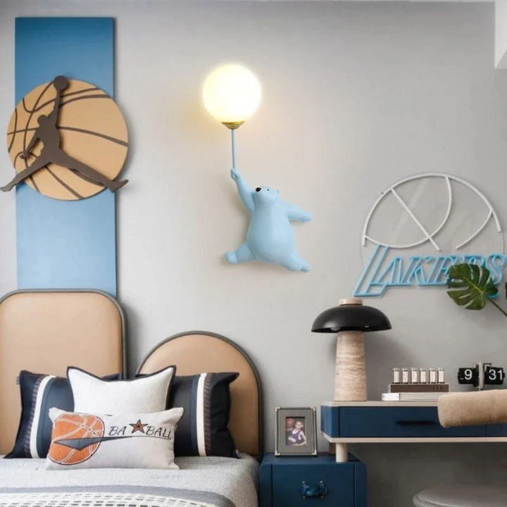 Kinderzimmer mit Basketball-Dekor, blauer Bär-Lampe, moderne Wandgestaltung, gemütliches Bett.