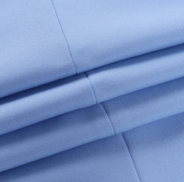 Hellblauer Baumwollstoff, glatt, hochwertig, für Bekleidung und Heimtextilien geeignet.