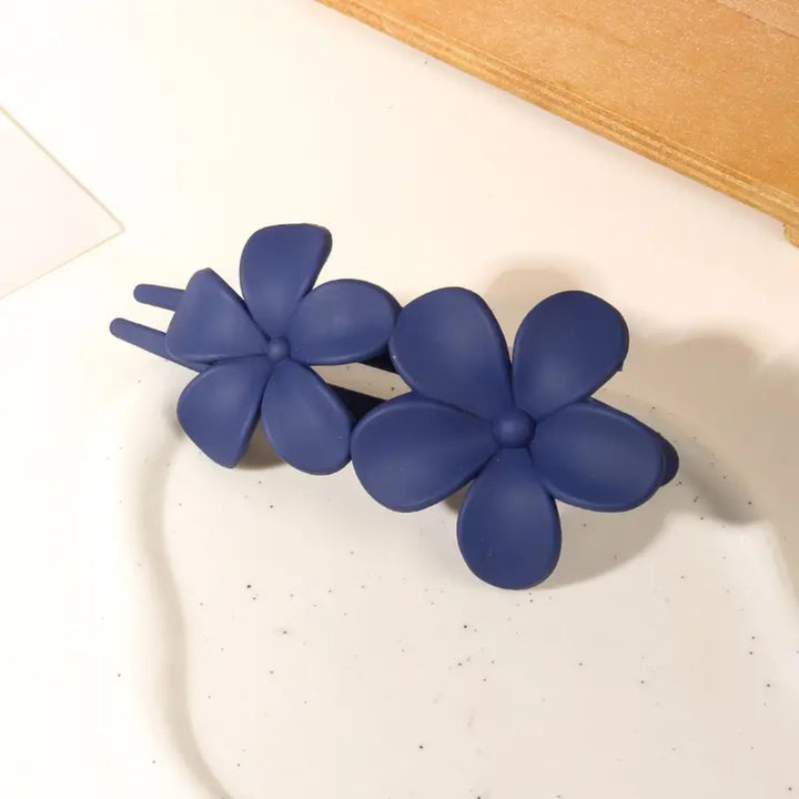 Blaue Haarspange in Blumenform, Kunststoff, modisches Accessoire, Damenhaarschmuck.