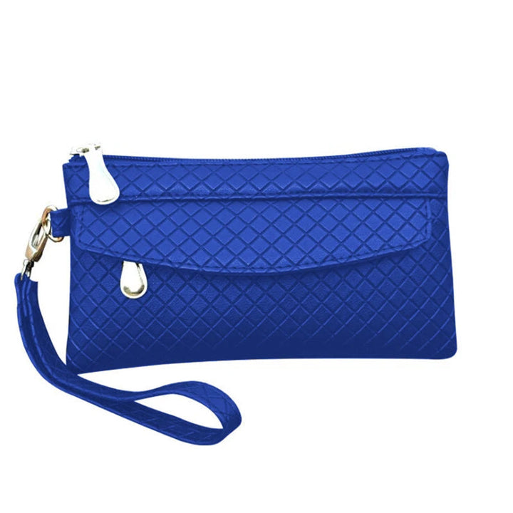 Blaue Damenhandtasche mit Rautenmuster, Reißverschluss und Handgelenkschlaufe.