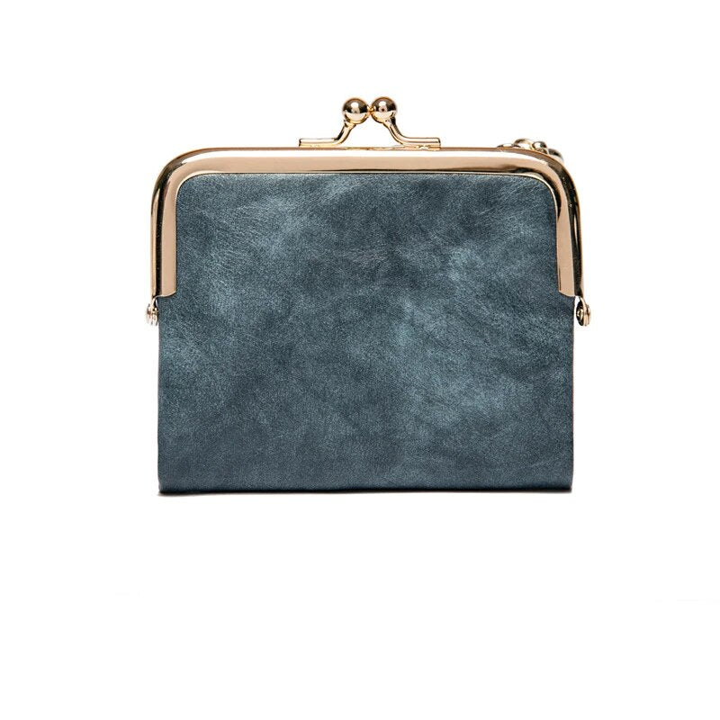 Blaue Leder-Geldbörse mit goldfarbenem Metallrahmen, elegantes Design, Damen-Accessoire.