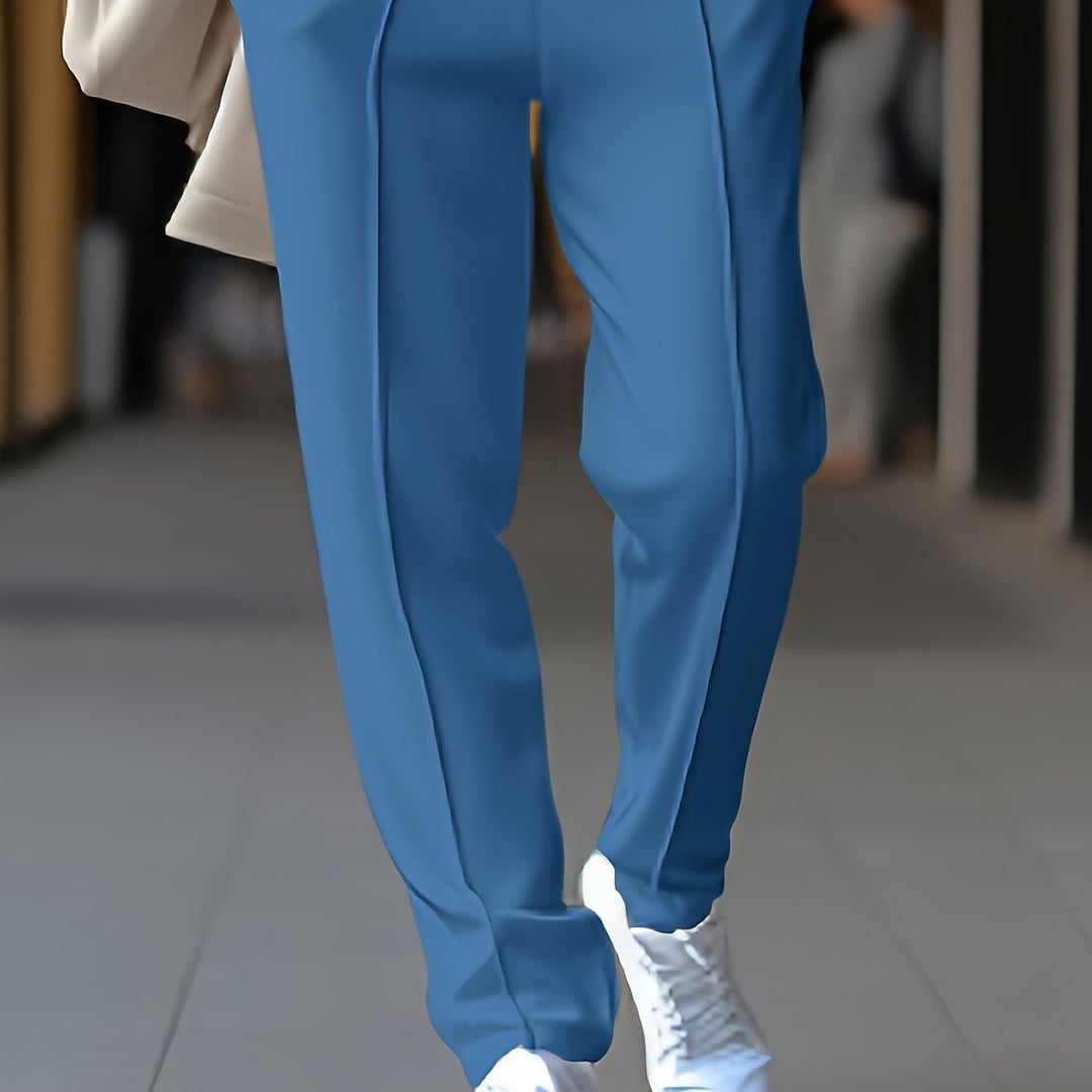 Blaue Damenhose aus Baumwolle, elegant, mit weißen Sneakern, ideal für Freizeit und Büro.