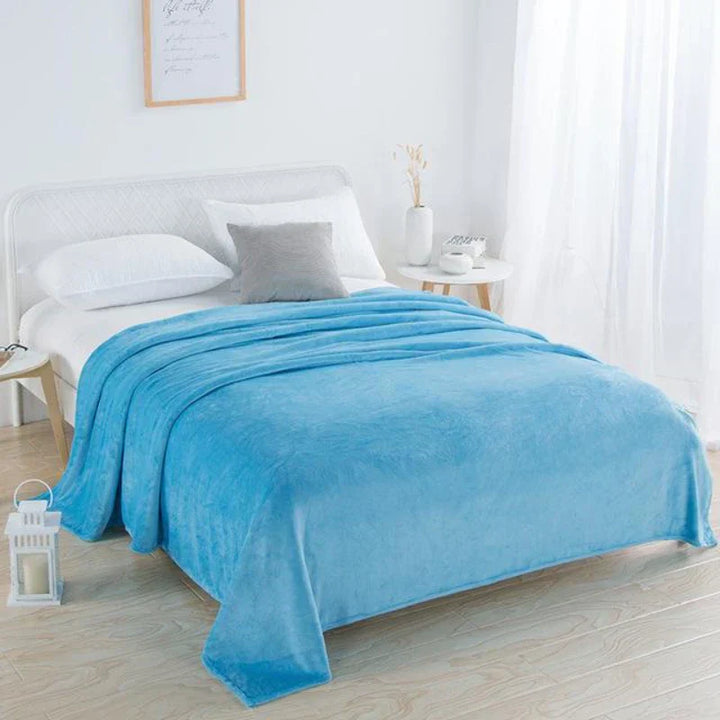 Blaue Fleece-Decke auf weißem Bett, Schlafzimmer, gemütlich, modern, Dekoration, Tagesdecke.