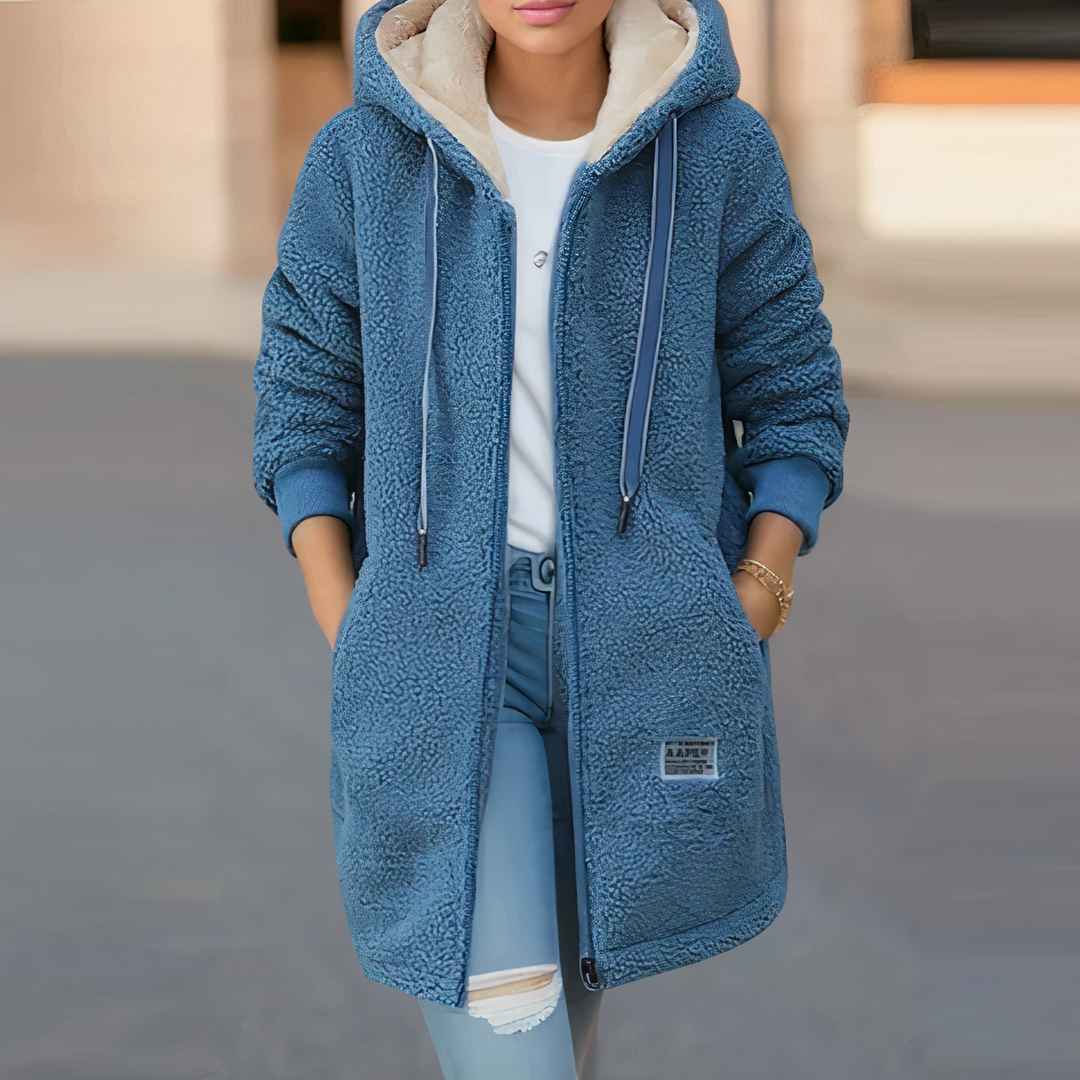 Frau in blauer Fleecejacke mit Kapuze, lässiger Wintermantel, modische Damenbekleidung.