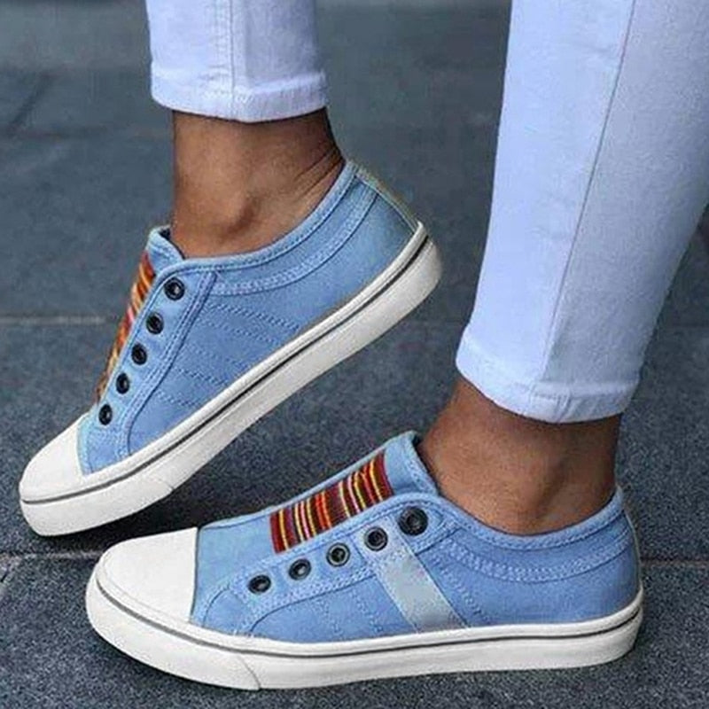 Blaue Damen-Sneaker aus Denim mit Streifenmuster, lässige Freizeitschuhe, weiße Sohle.