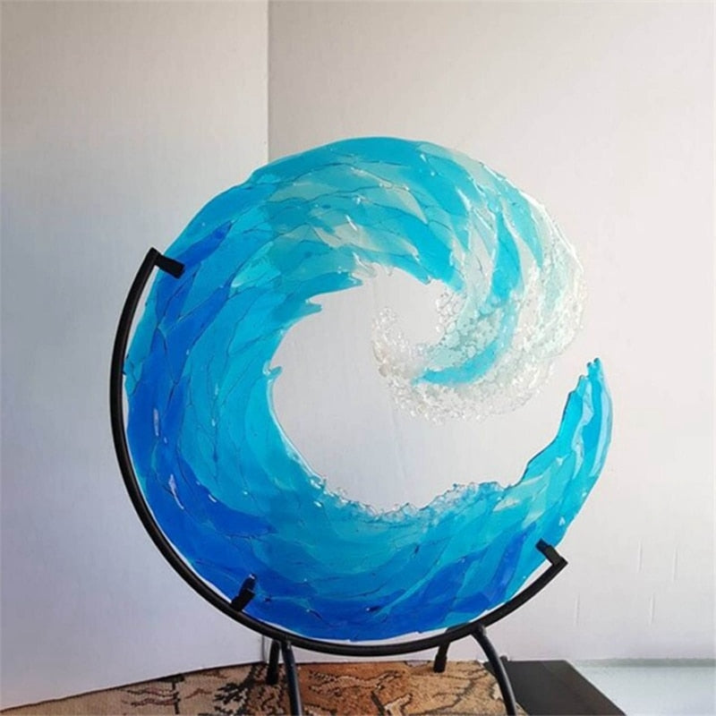 Blaue Glaswelle Skulptur auf schwarzem Ständer, dekorative Kunst, modernes Design.